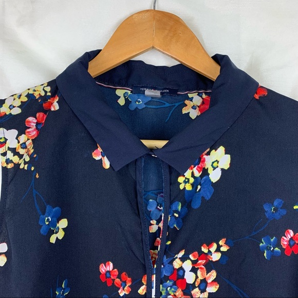 Tommy Hilfiger Floral Collared Keyhole Sleeveless Blouse - Picture 2 of 8